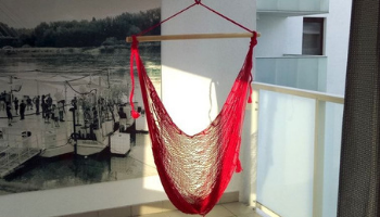 Fotel wiszący na balkon, aranżacja dla każdego