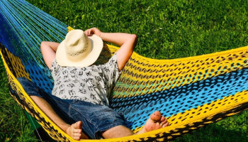 Hamak turystyczny na wakacje życia, spakuj go i ruszaj w drogę!